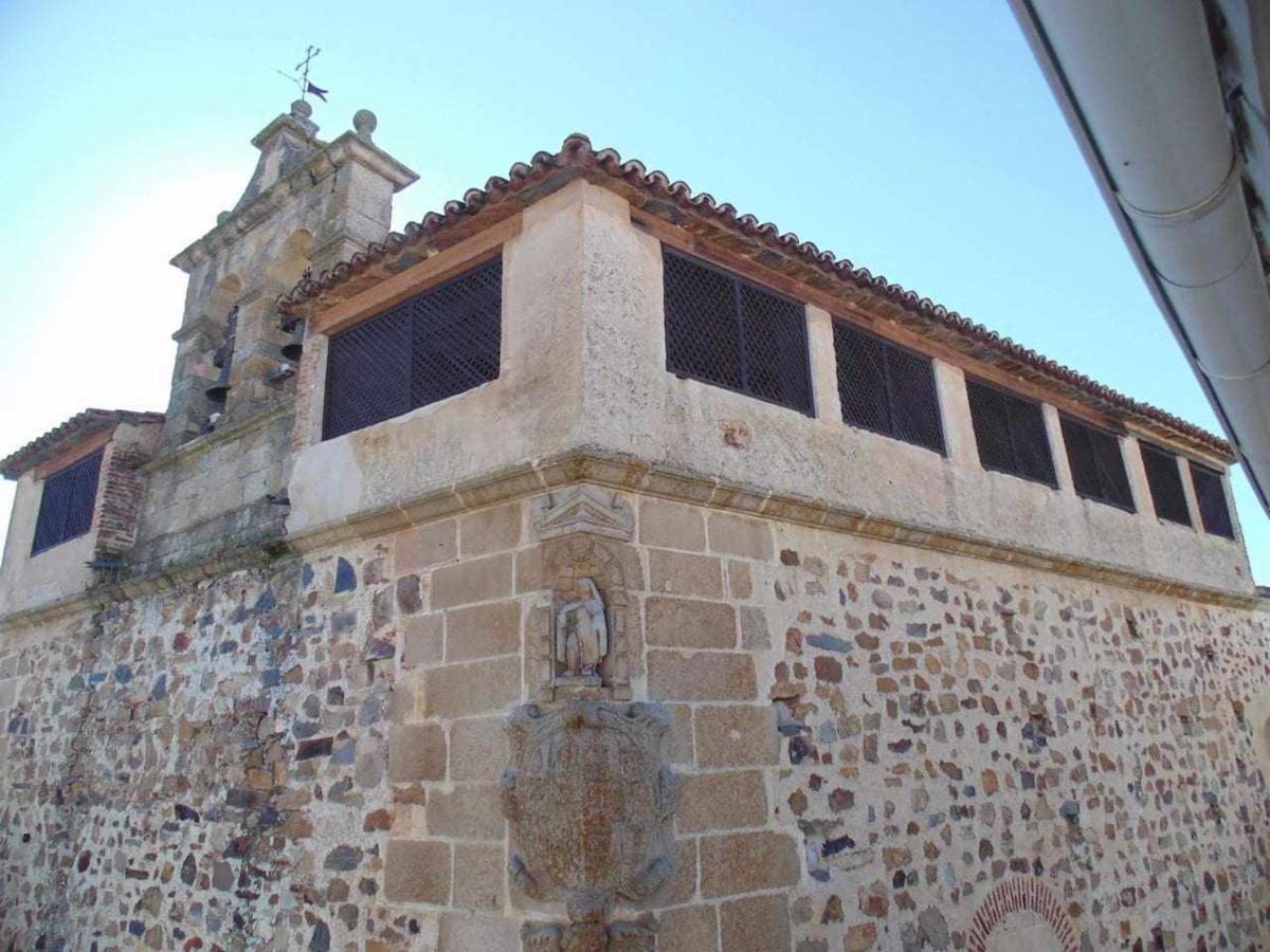 Apartamentos El Patio Plaza Santa Clara Caces Kültér fotó